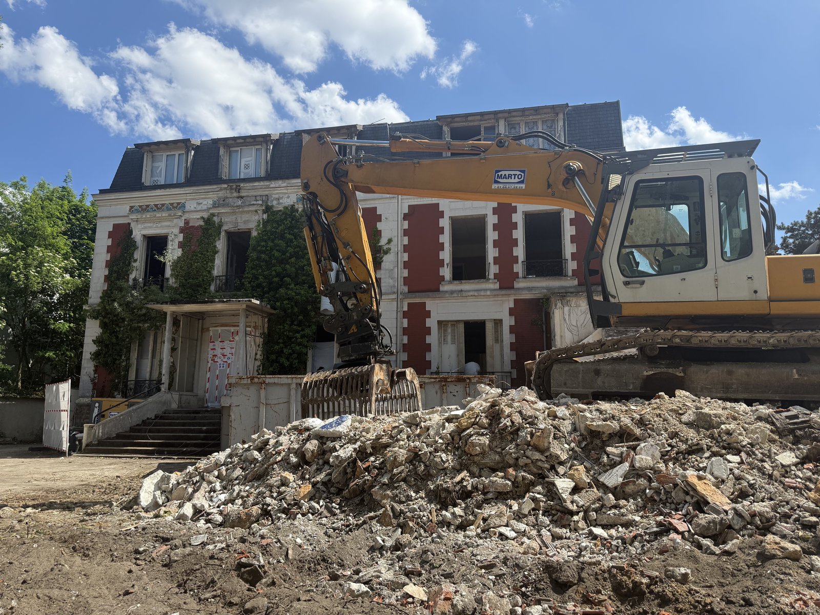 Démolition en cours sur le site de la Résidence Léane au Raincy